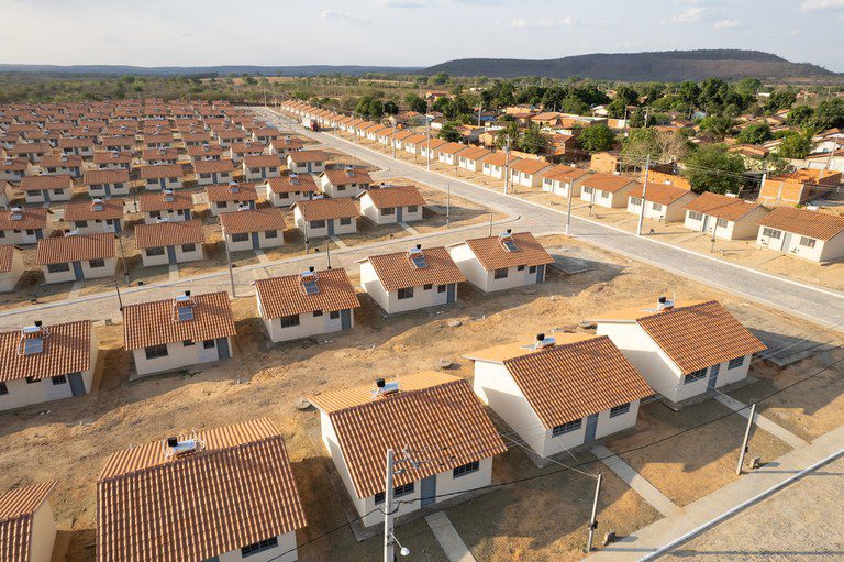 Vista aérea de um grande condomínio de casas recém-construídas do Minha Casa Minha Vida.