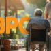 Idoso em cadeira de rodas sendo acompanhado, representando o acesso ao BPC