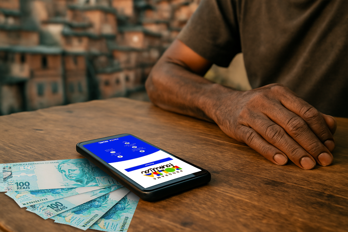 Homem consulta o aplicativo do Bolsa Família no celular ao lado de notas de 100 reais.