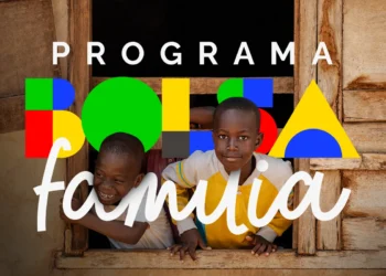 Crianças brasileiras, beneficiárias do programa social, olhando pela janela com alegria, representando o impacto do saque adiantado do Bolsa Família.