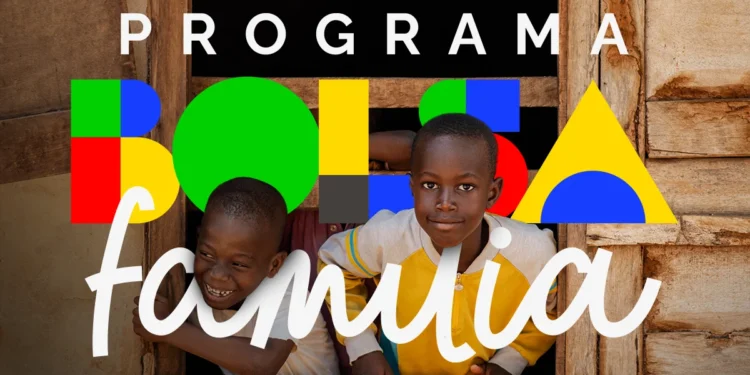 Crianças brasileiras, beneficiárias do programa social, olhando pela janela com alegria, representando o impacto do saque adiantado do Bolsa Família.