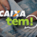 Logotipo do aplicativo Caixa Tem sobreposto a uma imagem de mãos contando cédulas de dinheiro de 100 reais.