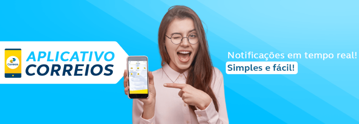 Mulher animada apontando para o aplicativo Correios em seu smartphone, com a mensagem 'Notificações em tempo real! Simples e fácil!' em um fundo azul.