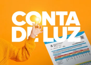 Mão segurando lâmpada acesa, ilustrando o alívio na conta de luz após nova medida do governo.