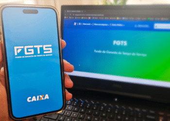 ela de celular com o aplicativo do FGTS e a logo da Caixa, referindo-se ao saque do FGTS de R$ 6.220.