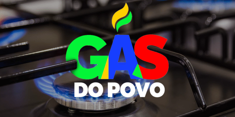 Fogão doméstico com chama azul acesa e logomarca colorida do programa Gás do Povo destacada em primeiro plano