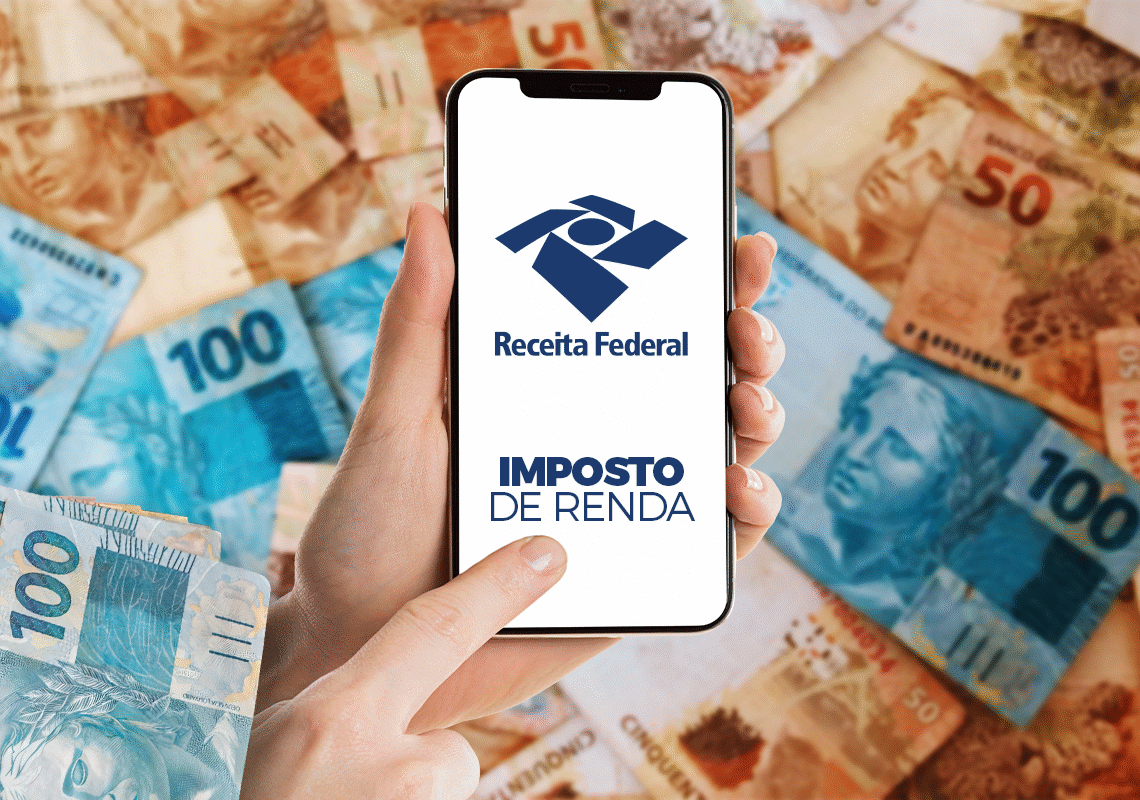 Mãos segurando um celular com o aplicativo da Receita Federal para Imposto de Renda, simbolizando a consulta digital da restituição.