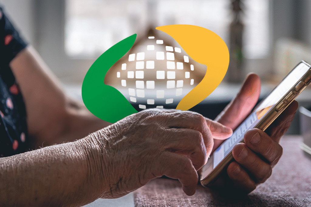 Mão de uma idosa segurando um celular com a logo do INSS, representando a prova de vida digital e o acesso aos serviços do instituto.