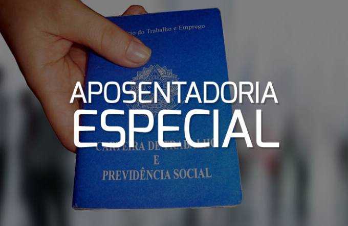 Mão segurando a Carteira de Trabalho e Previdência Social, com o texto "APOSENTADORIA ESPECIAL" sobre a imagem.