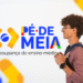Jovem estudante com mochila, sorrindo de lado, com o logo do programa Pé-de-Meia ao fundo.