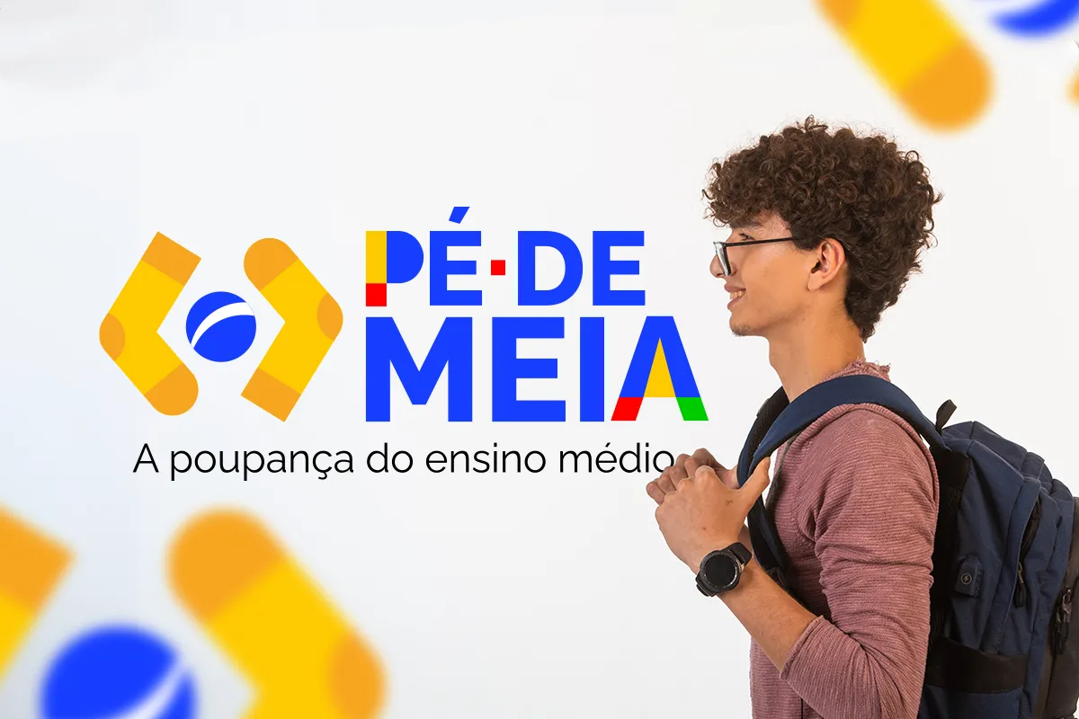 Jovem estudante de óculos e mochila, de perfil, com o logotipo colorido do programa Pé-de-Meia e o slogan "A poupança do ensino médio".