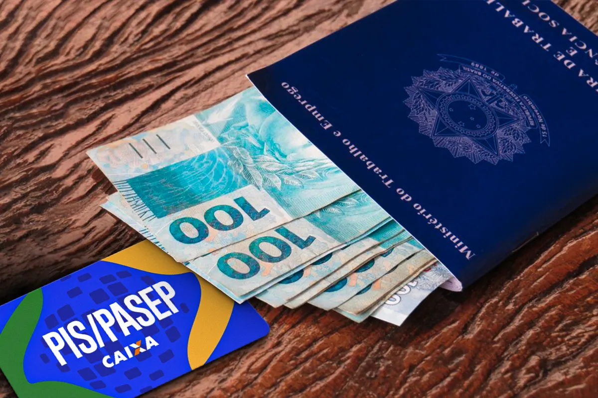 Carteira de trabalho com notas de R$ 100 e cartão do PIS/PASEP, representando a consulta e o saque do saldo do benefício.