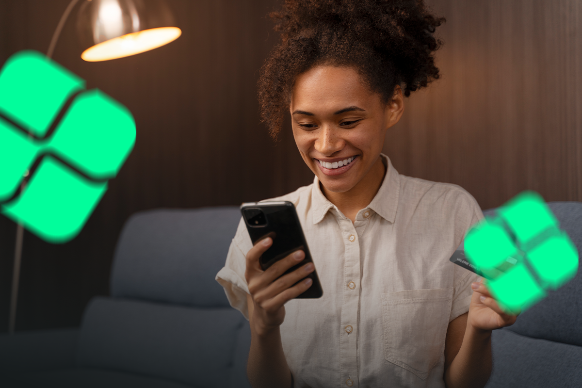 Mulher usando o celular para resolver situação com pagamento via Pix.