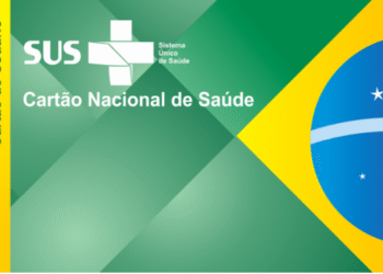 Cartão Nacional de Saúde (Cartão SUS) em fundo com bandeira do Brasil.