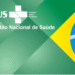 Cartão Nacional de Saúde (Cartão SUS) em fundo com bandeira do Brasil.