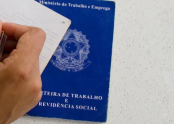 Documento de trabalho sendo preenchido, representando o tema sobre o aviso prévio trabalhado ou indenizado.