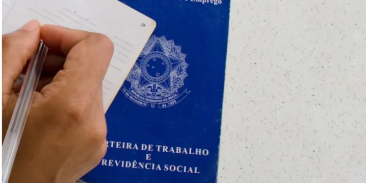 Documento de trabalho sendo preenchido, representando o tema sobre o aviso prévio trabalhado ou indenizado.