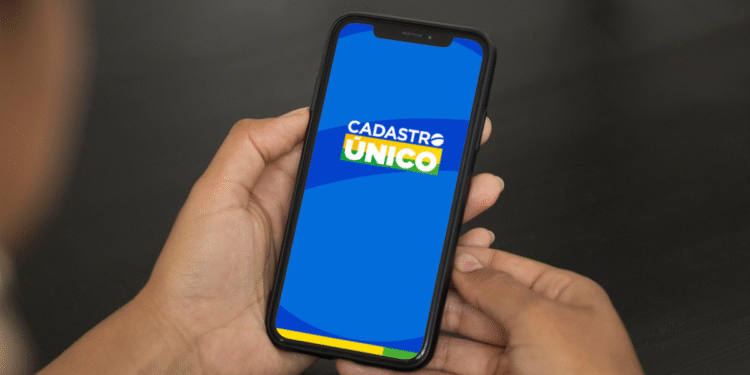Smartphone exibindo o aplicativo Cadastro Único (CadÚnico) para solicitação de crédito de até R$ 21 mil por inscritos.