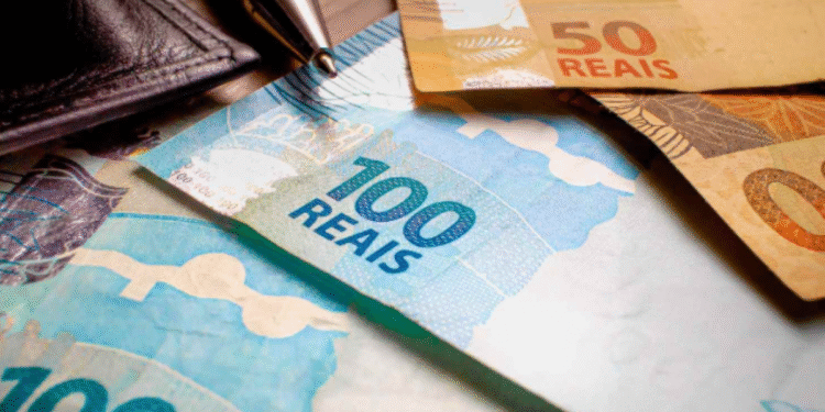 Cédulas de dinheiro brasileiro organizadas sobre a mesa