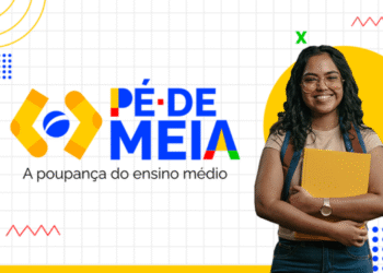 Estudante sorridente com caderno ao lado do logo do programa Pé de Meia