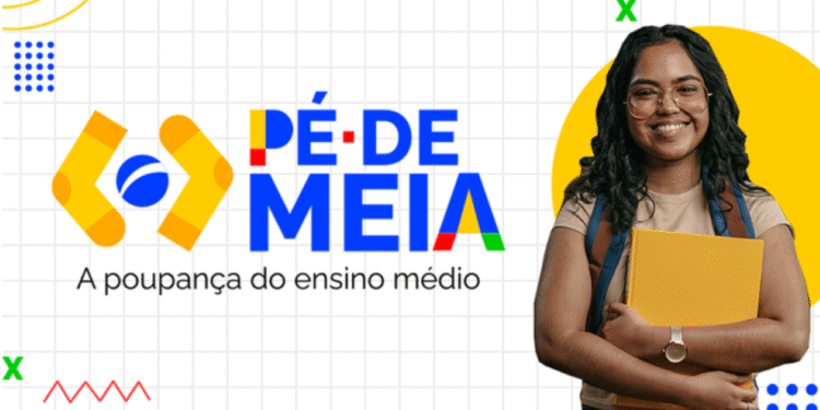 Estudante sorridente com caderno ao lado do logo do programa Pé de Meia