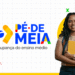 Estudante sorridente com caderno ao lado do logo do programa Pé de Meia