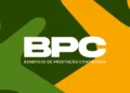 Logo do BPC com letras brancas sobre fundo colorido verde e amarelo