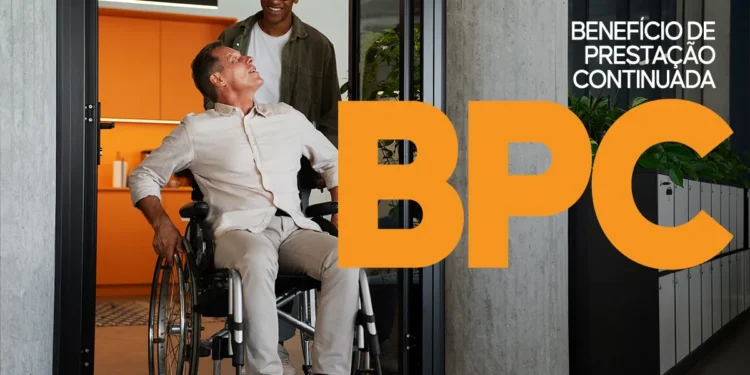 Homem em cadeira de rodas sendo auxiliado por outra pessoa sorridente em ambiente moderno