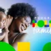 Mãe brasileira negra e sorridente segurando o bebê no colo, com o logo do programa Bolsa Família ao lado.