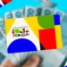 Cartão do Programa Bolsa Família e notas de R$ 100 espalhadas, simbolizando os pagamentos e os últimos dias para recebimento.