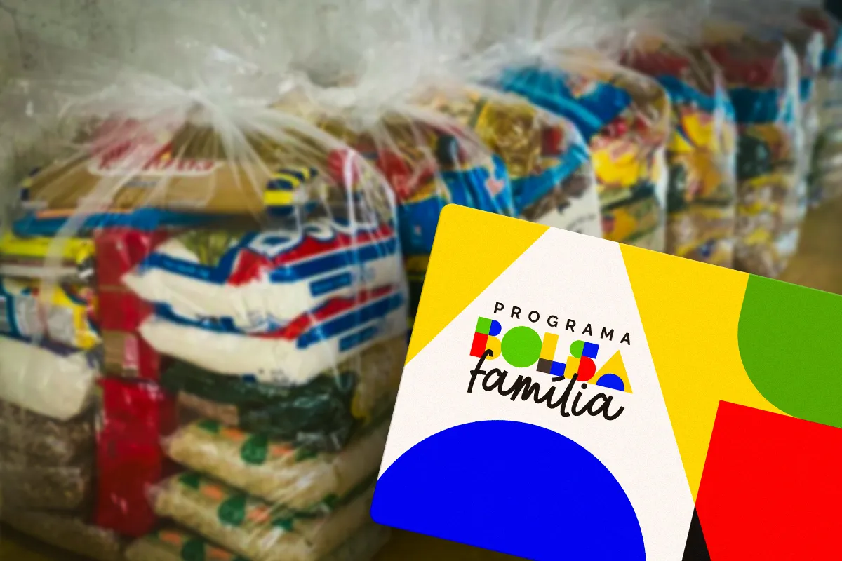 Cartão do Programa Bolsa Família com cestas básicas embaladas em sacos plásticos transparentes.