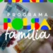 Mãos segurando cédulas de Real com logo colorido do Programa Bolsa Família sobreposto