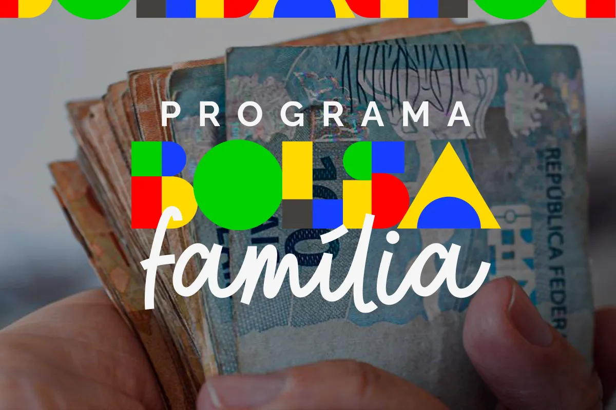 Logotipo do Programa Bolsa Família sobrepondo mãos segurando um maço de notas de R$ 100, simbolizando os valores recebidos e os adicionais do benefício.