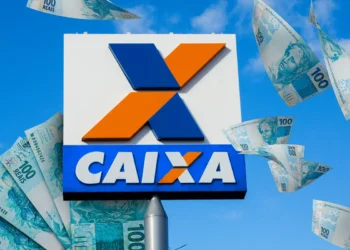 Imagem do logo da Caixa Econômica Federal com notas de 100 reais flutuando ao fundo, ilustrando o anúncio de pagamentos para CPFs finais de 0 a 9, com valores de até R$ 1.000.