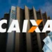 Prédio da Caixa Econômica Federal com notas de cem reais representando pagamento de até R$ 6.220 que encerra em 22 e 23