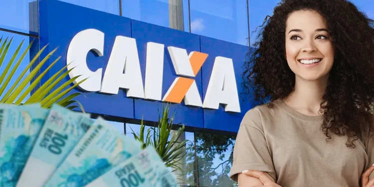 Mulher sorridente ao lado da agência da Caixa Econômica Federal com cédulas de reais em destaque
