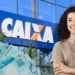 Imagem de pessoa sorridente em frente à agência da CAIXA com notas de R$ 100 em destaque, representando valores de até R$ 1.518 sendo pagos pela CAIXA e Banco do Brasil.