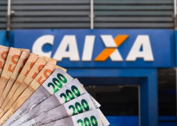 Dinheiro (notas de R$ 50 e R$ 200) com o logotipo da Caixa Econômica Federal ao fundo, ilustrando a liberação do FGTS para calamidade.