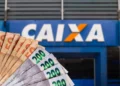 Cédulas brasileiras em real mostrando R$ 50 e R$ 200 com fachada da Caixa Econômica no fundo