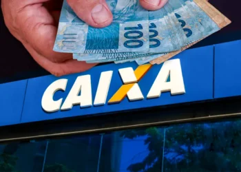 Um banco com o logo da CAIXA Econômica Federal em destaque, com mãos segurando notas de R$ 100 acima, simbolizando o acesso a dinheiro e o recebimento de benefícios.