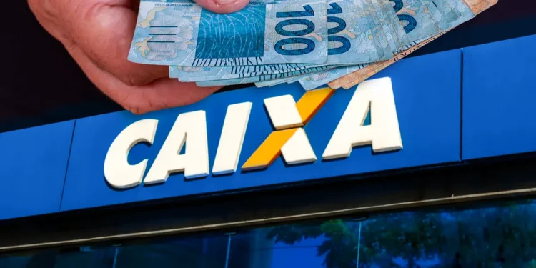 Um banco com o logo da CAIXA Econômica Federal em destaque, com mãos segurando notas de R$ 100 acima, simbolizando o acesso a dinheiro e o recebimento de benefícios.