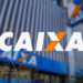 Fachada de agência da CAIXA com logotipo destacando pagamento de R$ 6.220