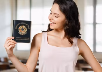 Jovem comemora conquista da Carteira Nacional do Docente do Brasil.