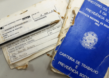 Carteira de Trabalho e Previdência Social ao lado de documento do PIS.
