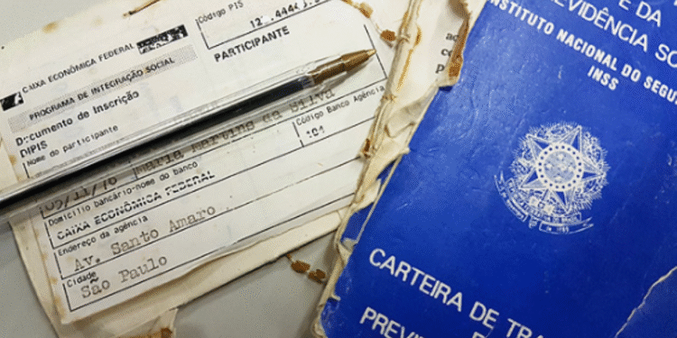 Carteira de Trabalho e Previdência Social ao lado de documento do PIS.
