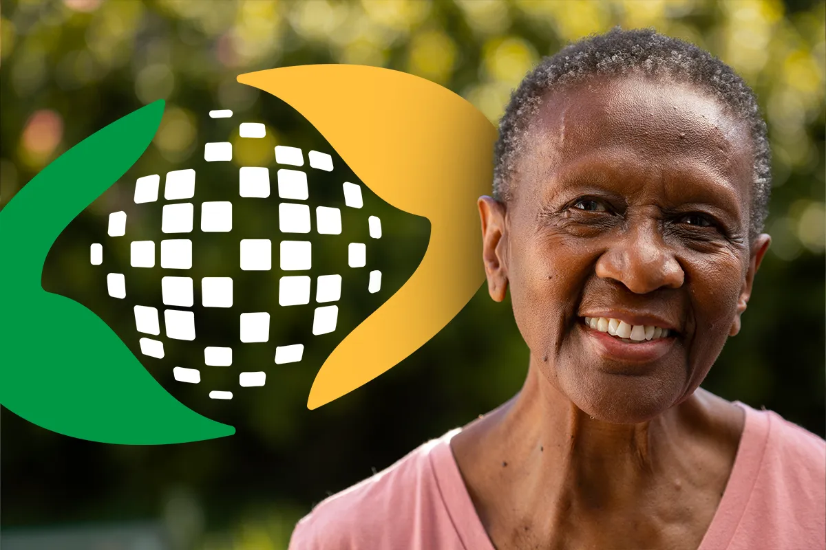 Mulher idosa sorrindo ao lado do logo do INSS, simbolizando o ressarcimento de valores indevidos a aposentados e pensionistas.