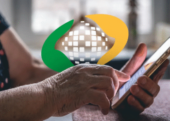 Pessoa acessando serviços do INSS pelo celular com o logotipo do órgão em destaque.