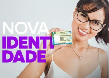 Mulher sorridente com óculos, segurando e mostrando uma nova carteira de identidade (RG), com a frase "NOVA IDENTIDADE" em destaque.