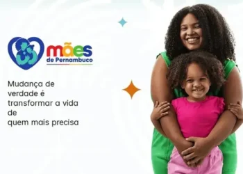 Imagem ilustrativa do programa Mães de Pernambuco, destacando a mãe e a filha sorrindo, com o texto anunciando o pagamento do auxílio no valor de R$ 300 em outubro de 2025 para mulheres em situação de vulnerabilidade social.
