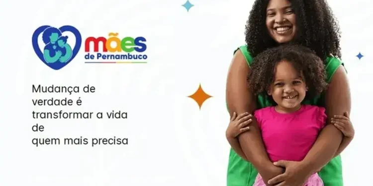 Imagem ilustrativa do programa Mães de Pernambuco, destacando a mãe e a filha sorrindo, com o texto anunciando o pagamento do auxílio no valor de R$ 300 em outubro de 2025 para mulheres em situação de vulnerabilidade social.